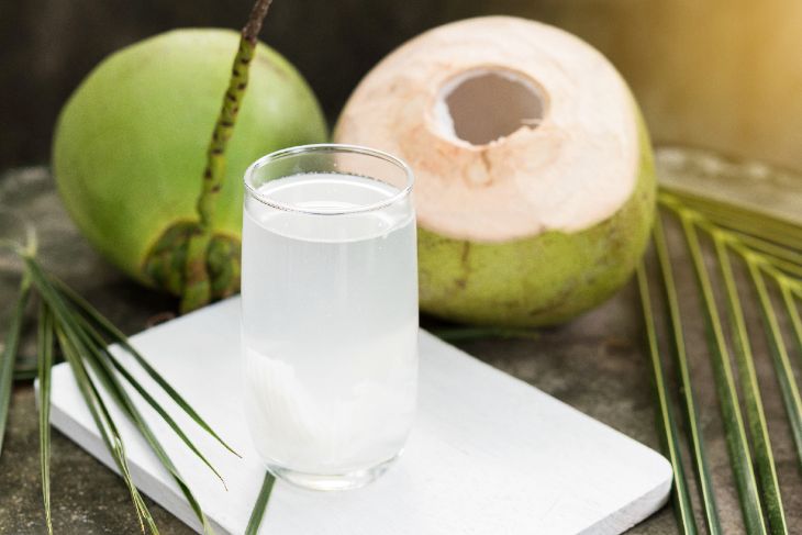 Uống nước dừa tươi sẽ giúp cơn đau dạ dày của bạn thuyên giảm