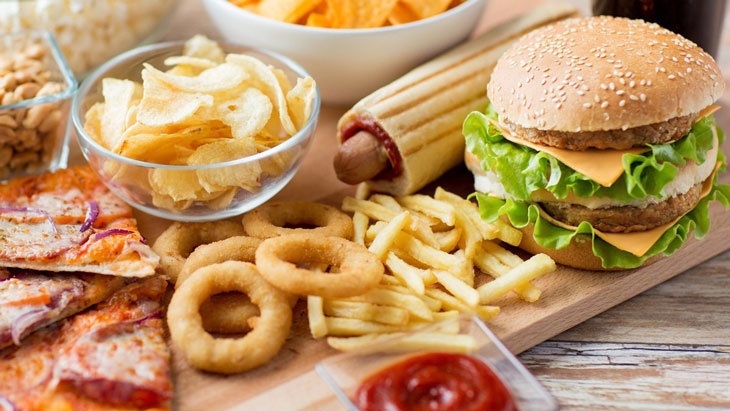 Đồ ăn nhanh, thức ăn có nhiều chất béo gây ảnh hưởng không tốt với dạ dày