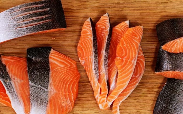 Hàm lượng vitamin D trong cá hồi kích thích sản sinh estrogen