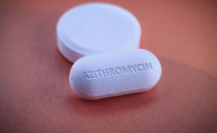 Azithromycin được dùng khi người bệnh không thích ứng được với các thuốc kháng sinh thuộc nhóm penicillin