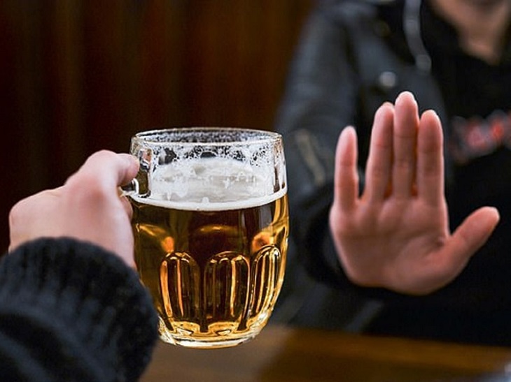 Trong quá trình điều trị, người bệnh không nên uống rượu, bia và sử dụng chất kích thích.