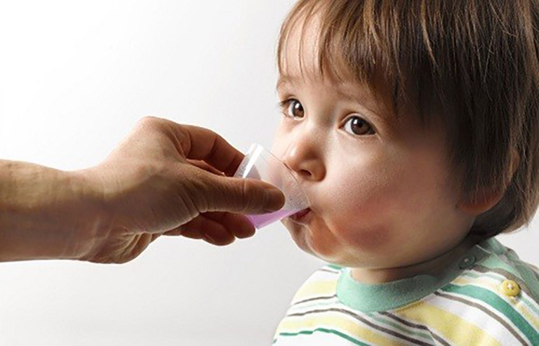 Cho trẻ sử dụng thuốc Tây y trị táo bón có tác dụng kích thích nhu động ruột và đi tiêu dễ dàng hơn