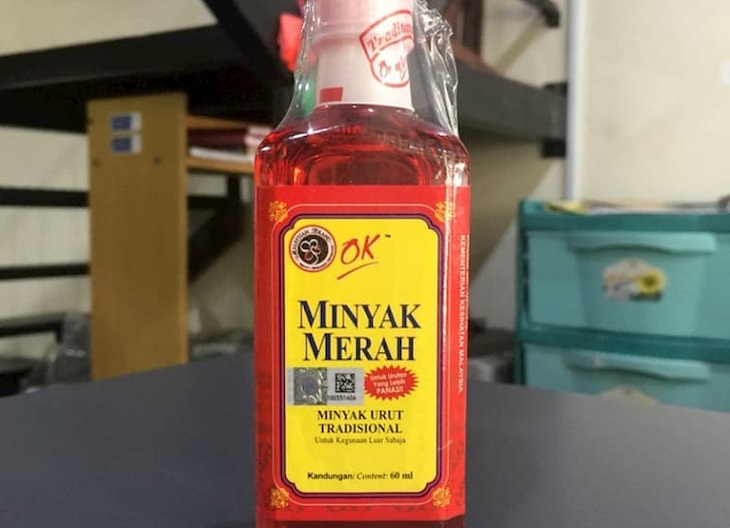 Minyak Merah được bào chế dưới dạng lỏng, sử dụng thoa ngoài da
