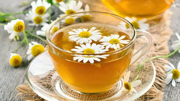 Trà hoa cúc là loại trà thảo mộc với thành phần chính là hoa cúc khô