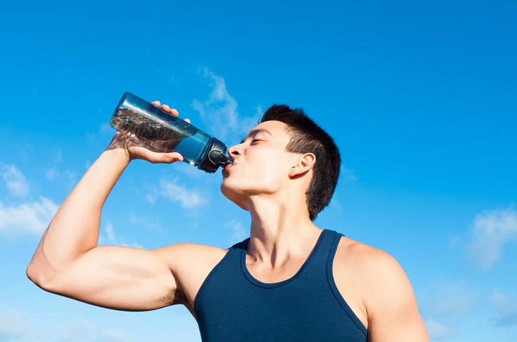 Uống đủ nước, tập thể dục thường xuyên để khỏe hơn và da đẹp hơn