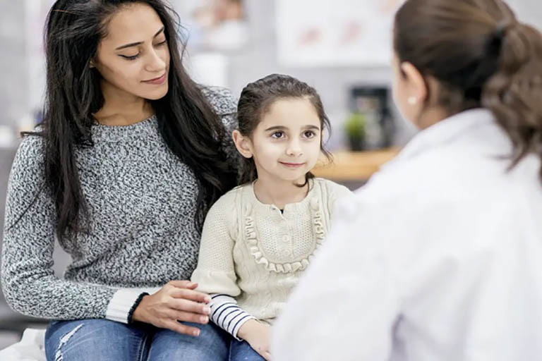 Đưa trẻ đi thăm khám chuyên khoa tiêu hóa để tìm ra bệnh lý và hướng dẫn điều trị dứt điểm