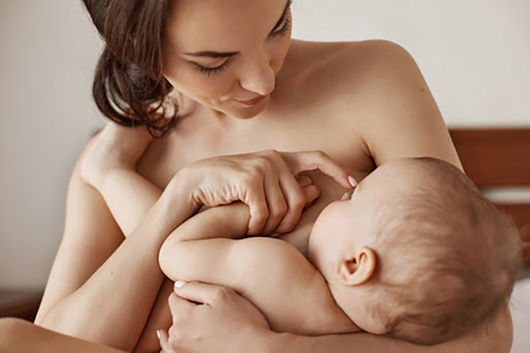 Trẻ sơ sinh bị mọc mụn mủ trên đầu có thể là do ảnh hưởng từ sữa mẹ