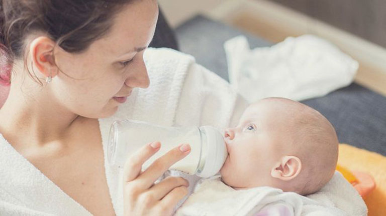 Trẻ sơ sinh dưới 1 tháng tuổi dùng sữa công thức có nguy cơ bị táo bón rất cao
