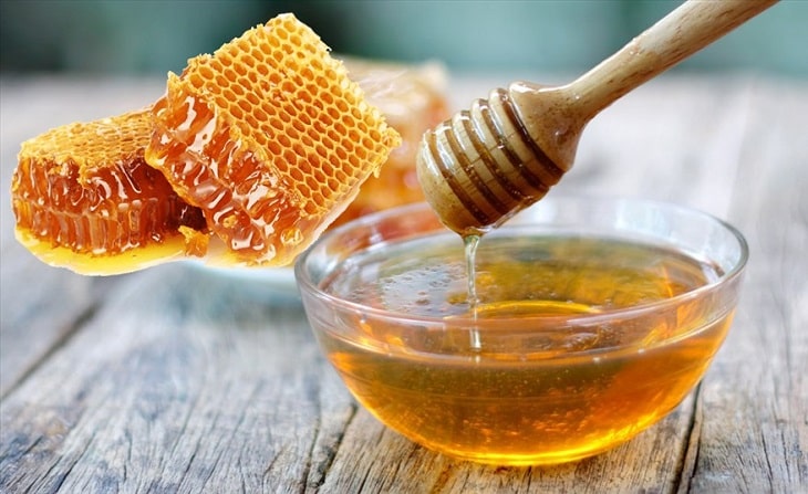 Mật ong giúp da giảm nguy cơ nhiễm khuẩn, đồng thời làm da trắng sáng hơn