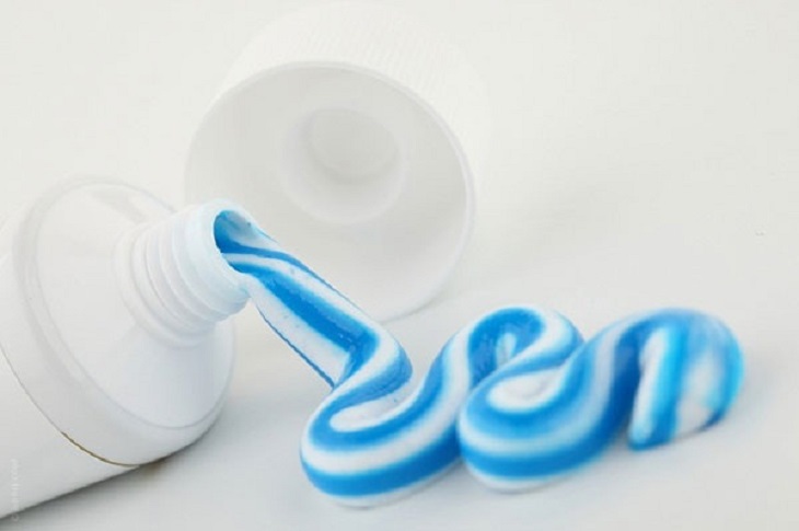 Trong kem đánh răng chứa nhiều thành phần giúp loại bỏ tình trạng thâm nám trên da