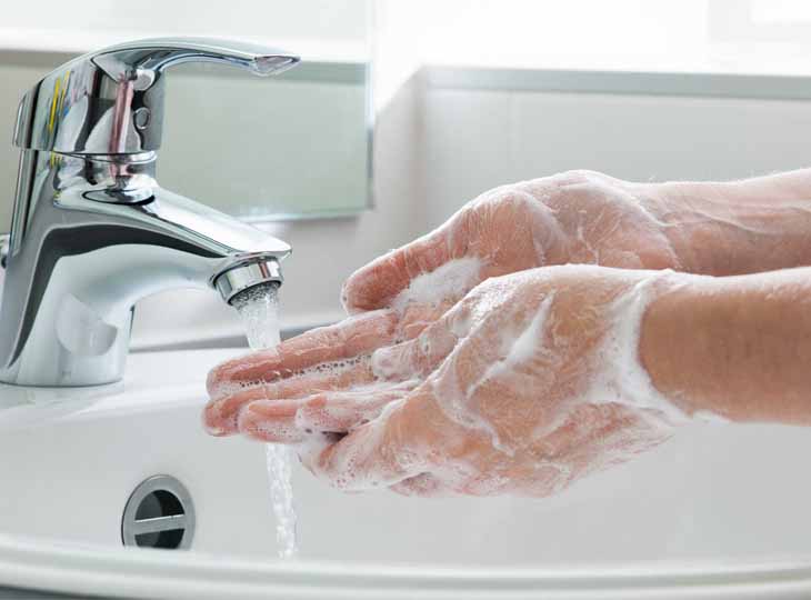 Rửa tay và làm sạch vùng da nhiễm chàm trước khi điều trị