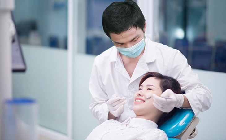 Trình độ chuyên môn của bác sĩ chủ trị có ảnh hưởng đến chi phí trồng răng cấm