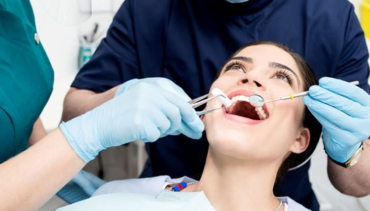 Chi phí làm răng khểnh còn phụ thuộc vào tay tình trạng sức khỏe răng miệng