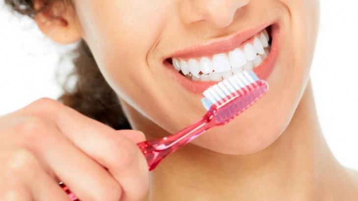 Hãy luôn chú ý vệ sinh khoang miệng hàng ngày để răng luôn khỏe mạnh, trắng sáng