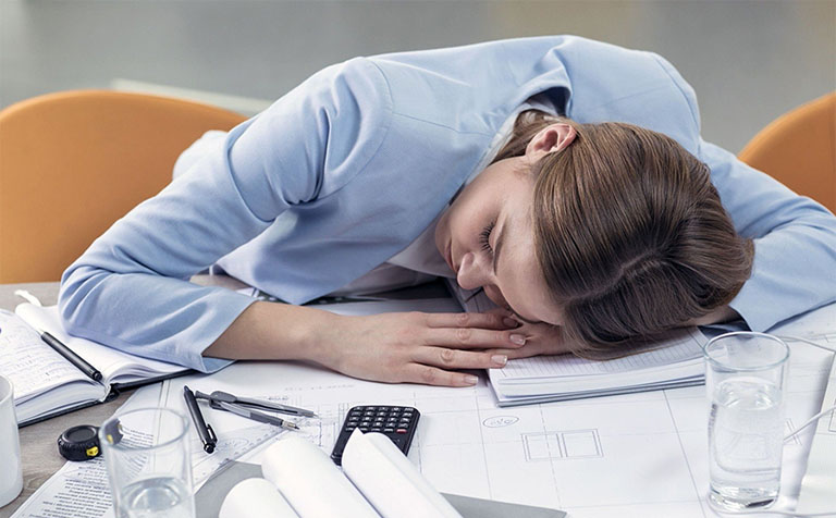 Cần hạn chế việc ngủ quên trên mặt bàn gây ảnh hưởng không tốt đến cột sống và sức khỏe
