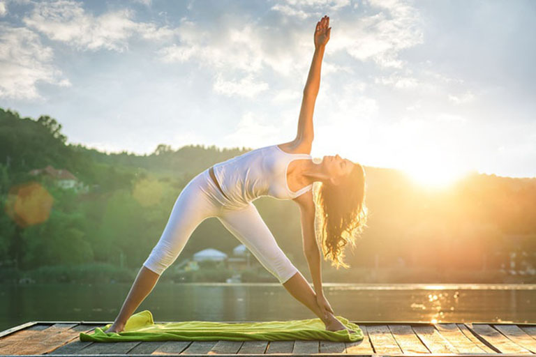 Tư thế yoga tam giác mở rộng giúp giảm căng cứng cơ và giảm đau mỏi xương khớp