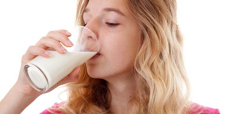Duy trì thói quen uống sữa mỗi ngày để bổ sung canxi cho cơ thể
