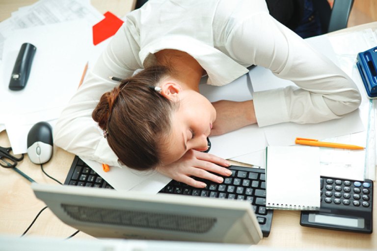 Ngủ sấp trên mặt bàn gây ảnh hưởng rất xấu đến vùng cột sống 