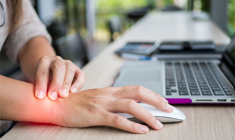 Xoa bóp sẽ giúp giảm nhẹ triệu chứng đau nhức tại cổ tay, tránh ảnh hưởng đến đời sống sinh hoạt hàng ngày