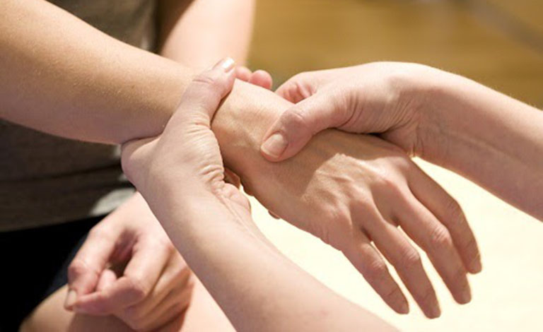 Xoa bóp là phương pháp hỗ trợ giảm nhẹ triệu chứng đau cổ tay khá hiệu quả