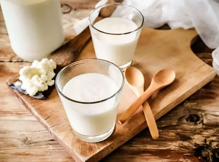 Người bệnh nên uống sữa giúp bổ sung dưỡng chất cho cơ thể sau khi cấp cứu cầm máu