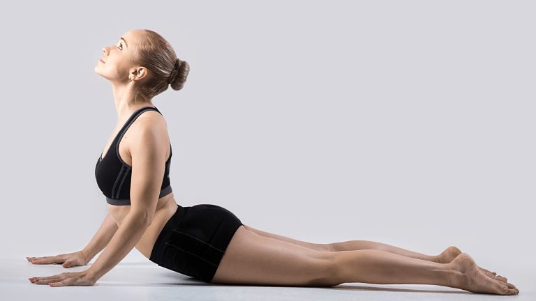 bài tập yoga mở rộng trên tay chữa đau lưng