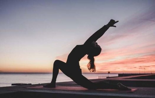 Tập yoga chữa đau vai có độ an toàn cao và mang lại hiệu quả khá tốt
