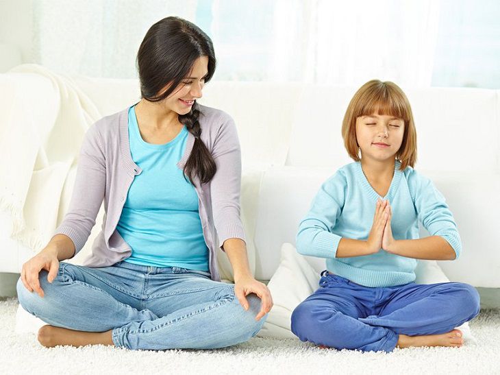 Tư thế ngồi thiền là bài tập yoga tăng chiều cao cho trẻ