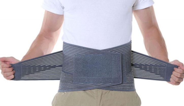 Dùng nẹp cố định lưng khi cần thiết, tránh để tổn thương trở nên nghiêm trọng