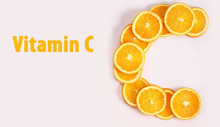 Vitamin C giúp giảm sản xuất melanin và làm sáng da.