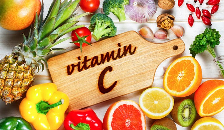 Vitamin C giúp cơ thể chống lại các yếu tố gây viêm như viêm kết mạc