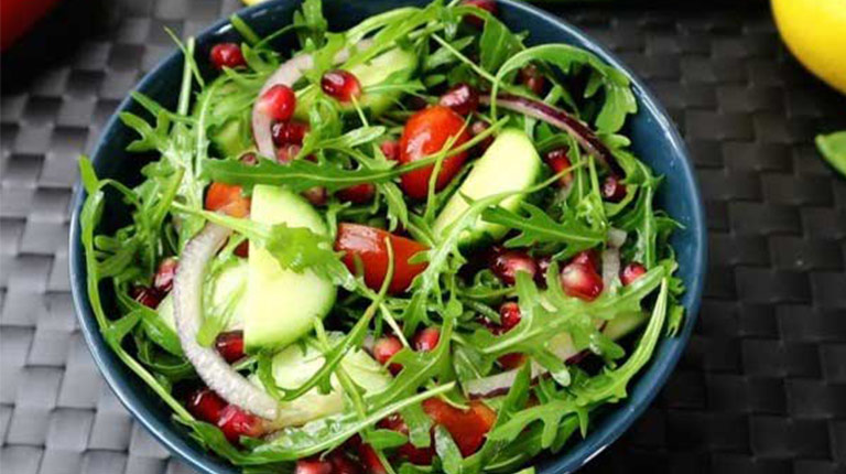 Ăn salad cung cấp nhiều chất béo lành mạnh, giúp kiểm soát đường huyết 