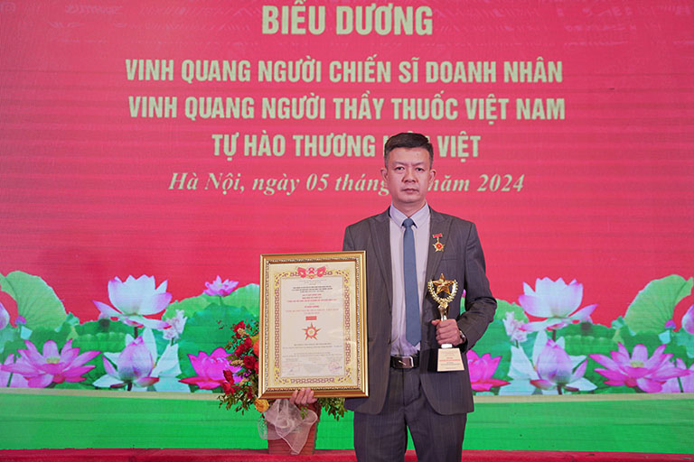 Đỗ Minh Đường nhận nhiều giải thưởng lớn